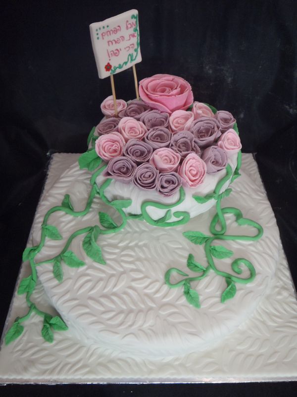 עוגת שושנים בעיצוב עלים ליום הולדת